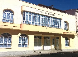 Fassade des Cervantes-Theaters mit Fenstern und Beschilderung in Sonseca.
