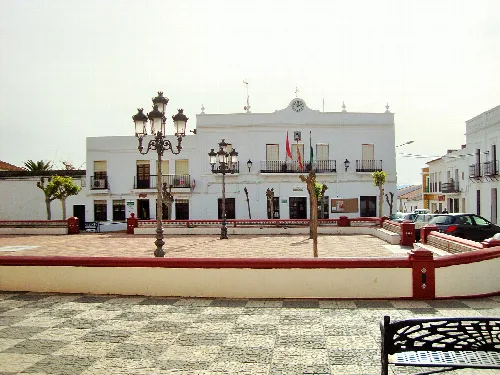 Platz mit Rathaus, Laternen und Flaggen in Ahillones.
