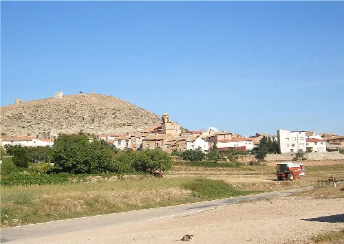 Panoramablick auf Monforte de Moyuela mit Hügel und Häusern.