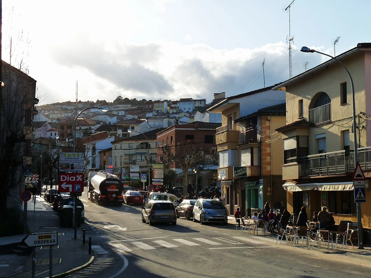 Street scene with buildings and cars in Madrigal de la Vera.