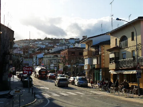 Straßenszene mit Gebäuden und Autos in Madrigal de la Vera.