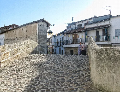 Steinbrücke mit Geländern in der Straße Severiano Masides in Aldeanueva del Camino