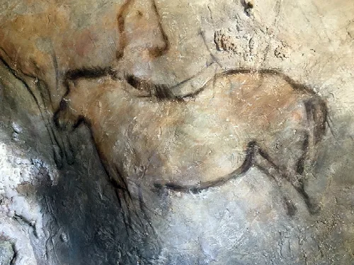Dibujo de una figura de animal en la pared de una cueva.