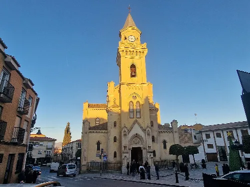 Kirche der Inkarnation in Gabia Grande, mit Turm und gotischer Fassade.