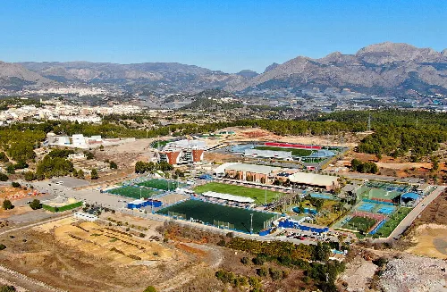 Luftaufnahme von Sportanlagen in La Nucía.