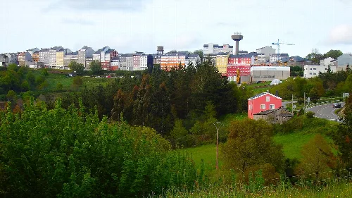 Landschaft mit Gebäuden und grünen Flächen in Fonsagrada, Lugo.