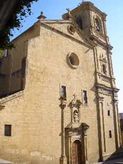 Fachada de una iglesia con torre y detalles arquitectónicos en Tafalla, Navarra.
