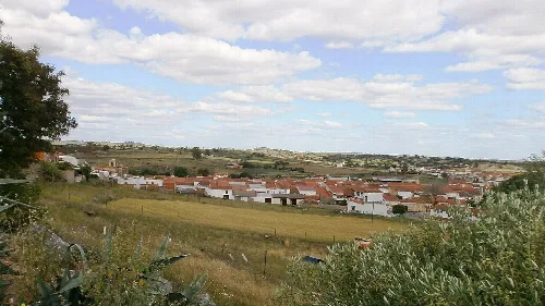 Ländliche Landschaft mit Häusern und Feldern in La Roca de la Sierra.