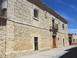 Steinernes Gebäude mit Fenstern und Tür in Urueña, Valladolid.