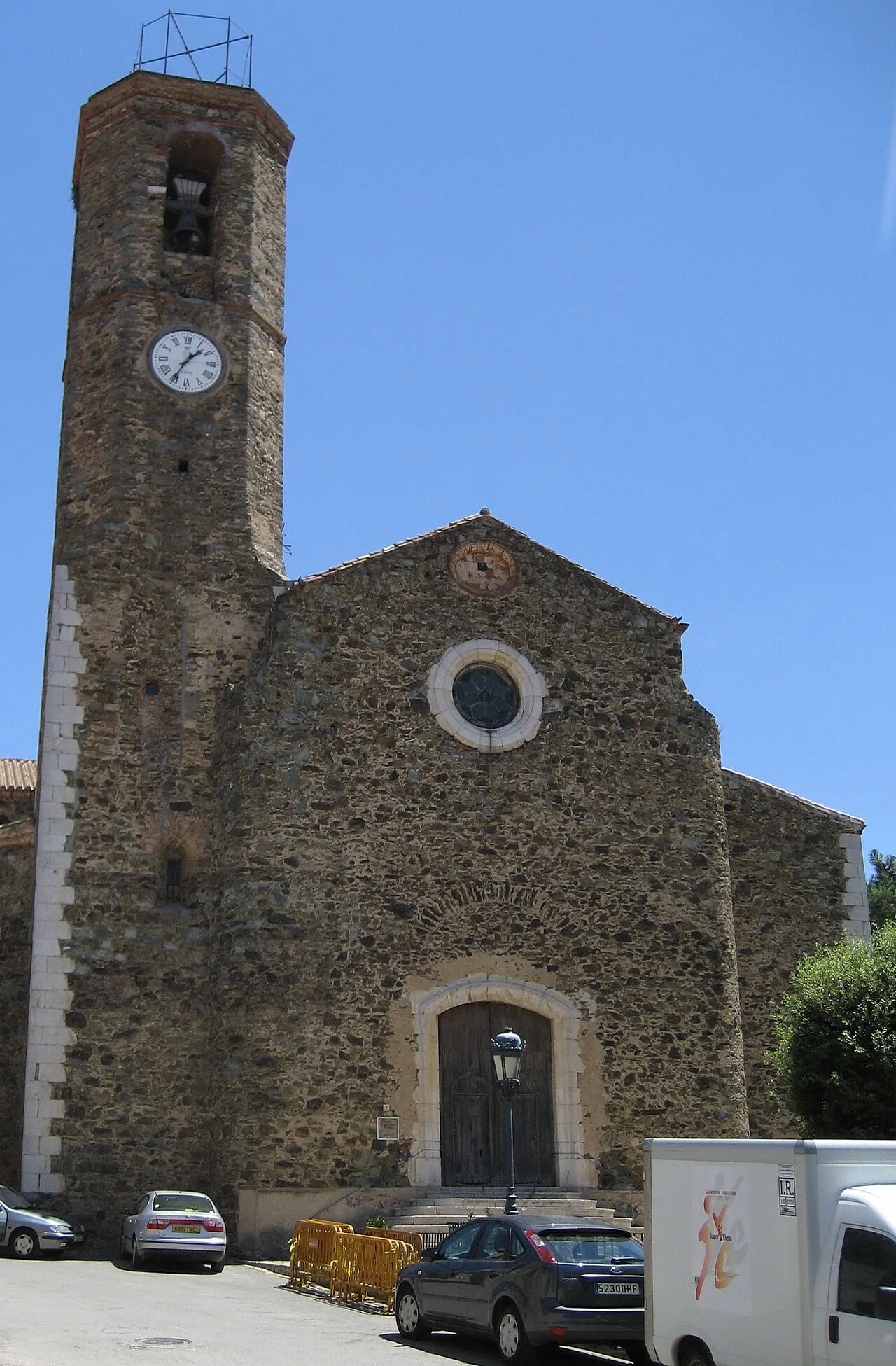 Vista exterior de la iglesia de Santa Eulalia de Noves en Garriguella, Cataluña, España