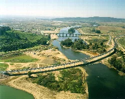 Vista aérea de dos puentes sobre el río Guadiana en Medellín, Badajoz.