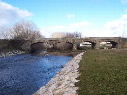 Puente de piedra sobre el río Tuerto en San Justo de la Vega.