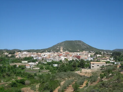 Landschaft mit Stadt und Berg in Siete Aguas, Valencia.