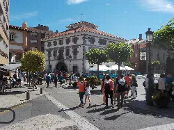 Plaza Argala en Arrigorriaga con personas y edificios alrededor.