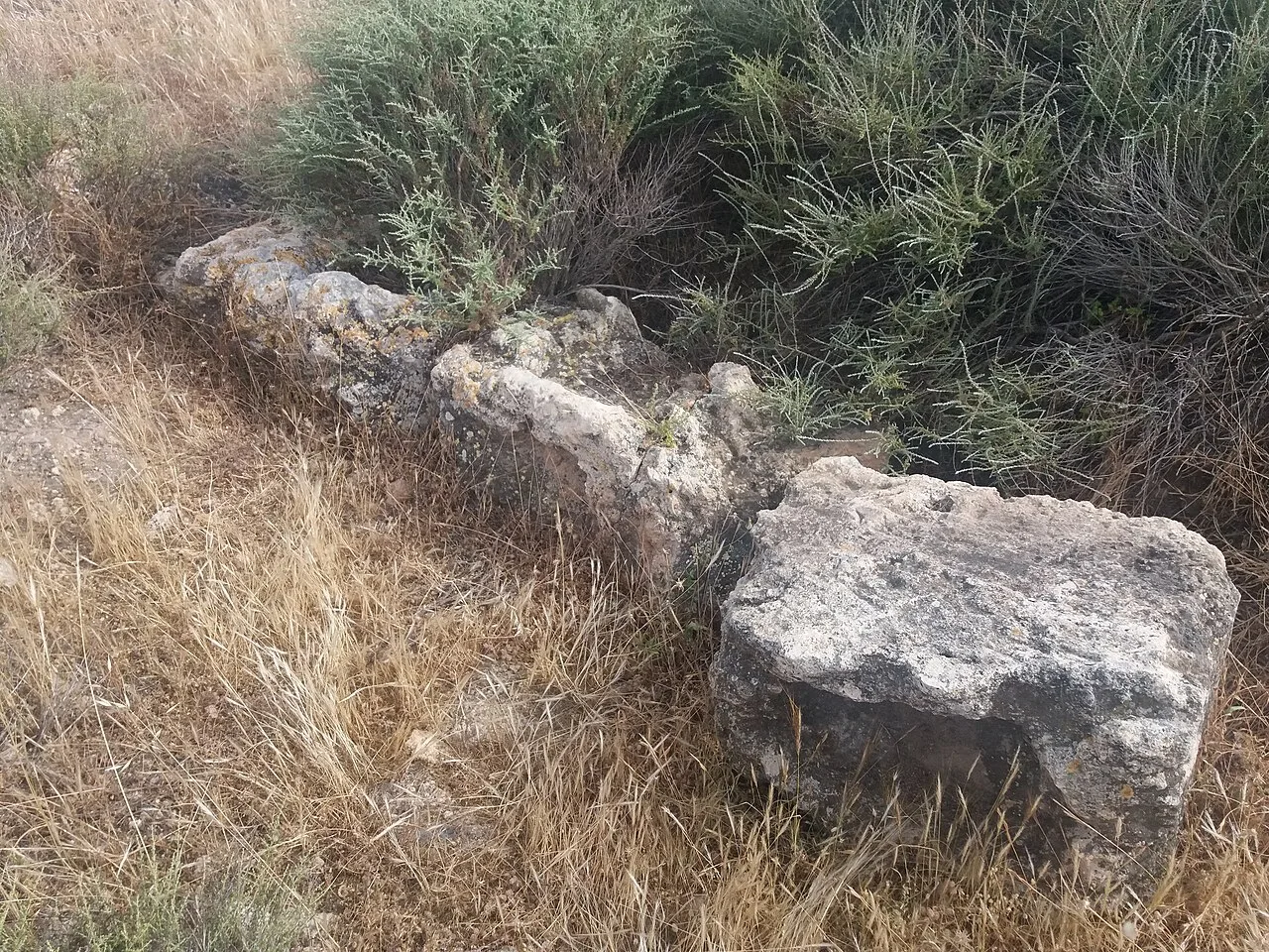 Steinreste an einer archäologischen Stätte in Ceron de Dalias, Almeria.