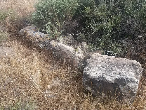 Restos de piedra en un sitio arqueológico en Ceron de Dalias, Almería.