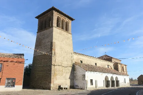 Kirche von San Martín de Tours mit Turm und weißer Fassade in San Martín de Valderaduey.