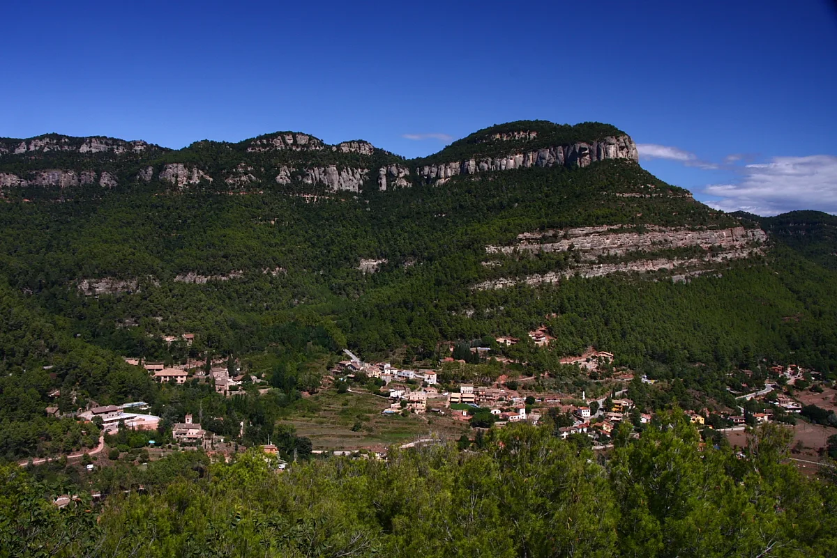 Gallifa amb el cingles darrera.Vallès Occidental (Catalunya).