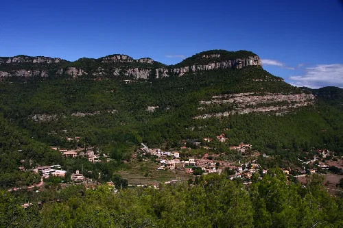 Gallifa amb el cingles darrera.Vallès Occidental (Catalunya).