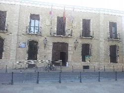 Rathaus mit Flaggen und fenster mit Gittern.