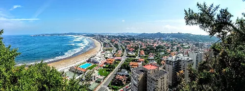 Vista aérea de la playa de Salinas y la ciudad en Castrillón.
