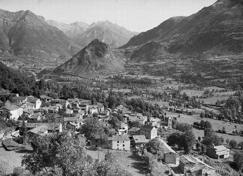 Dorf Villanova mit Bergen im Hintergrund in einer Schwarz-Weiß-Landschaft.