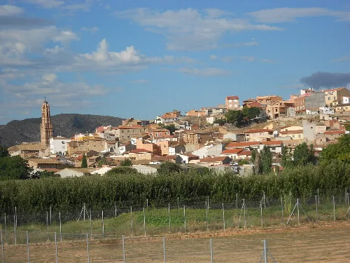 Panoramic view of Ricla with houses and a tower.