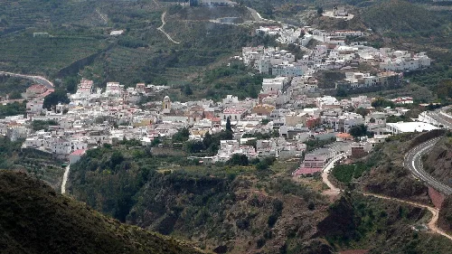 Vista aérea de Canjáyar con calles y casas en las montañas.