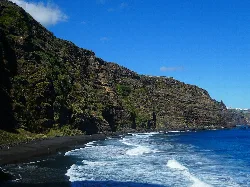 Costa con arena negra y acantilados en Playa de Nogales, Puntallana.