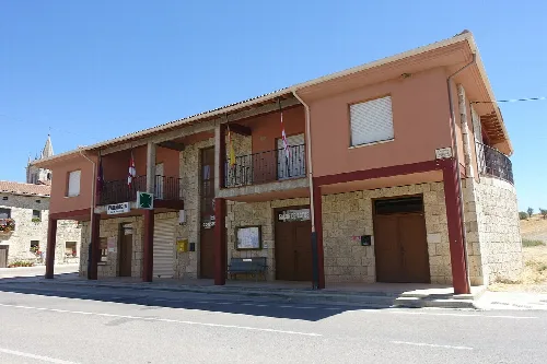 Casa consistorial de Valle de Santibáñez, en Santibáñez-Zarzaguda (Burgos, España).