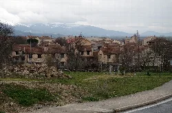 Casas y montañas en Trescasas, Segovia
