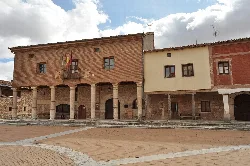 Building with columns and flags in Mahamud square.