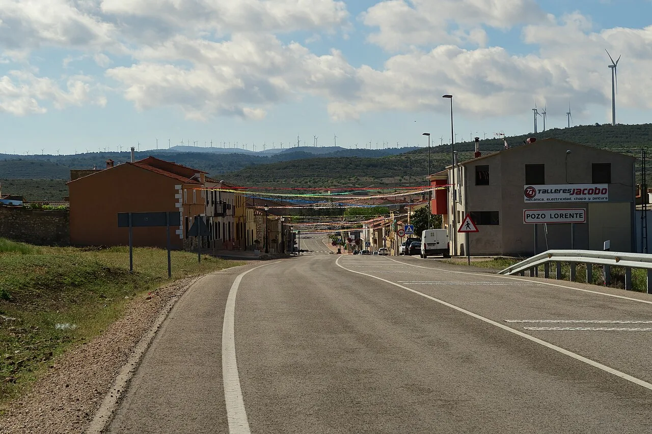 Pozo-Lorente, entrada población desde CM-3209