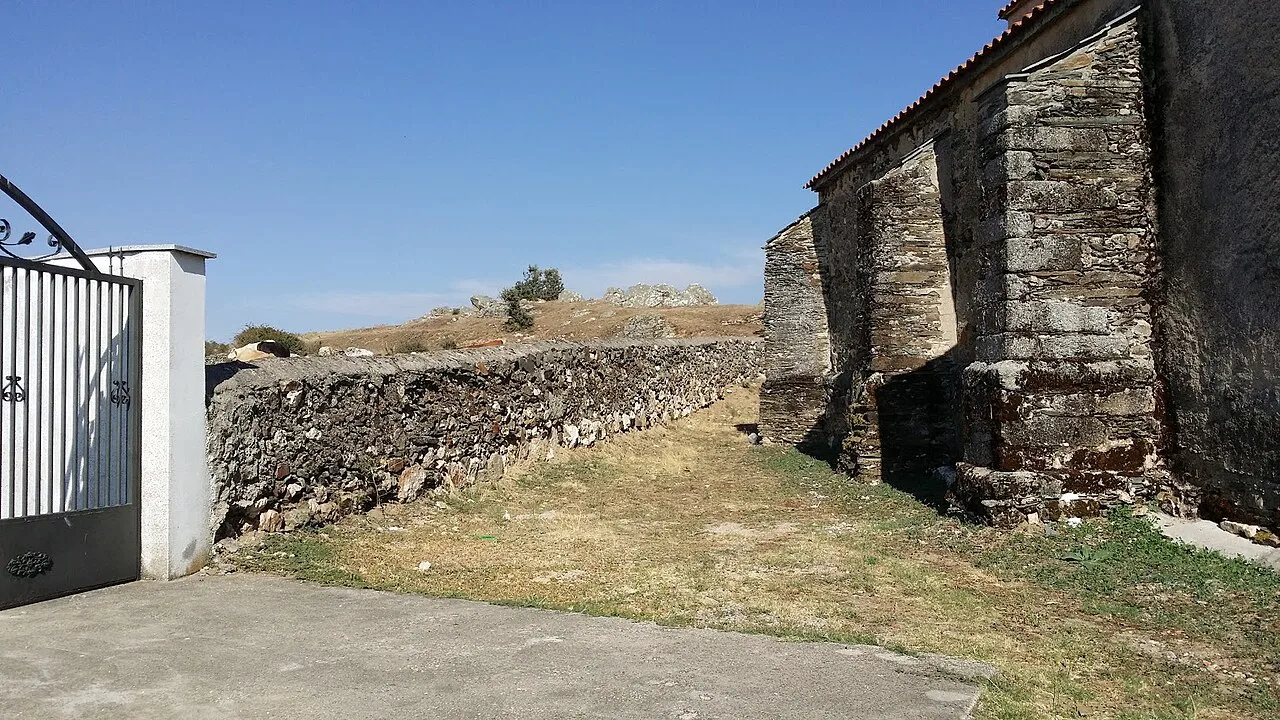 Fachada de la iglesia de San Pedro en Montejo con la entrada al cementerio.