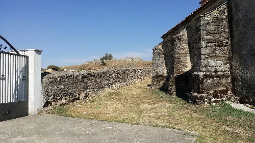 Nordwestfassade der Kirche San Pedro in Montejo mit Friedhofseingang.