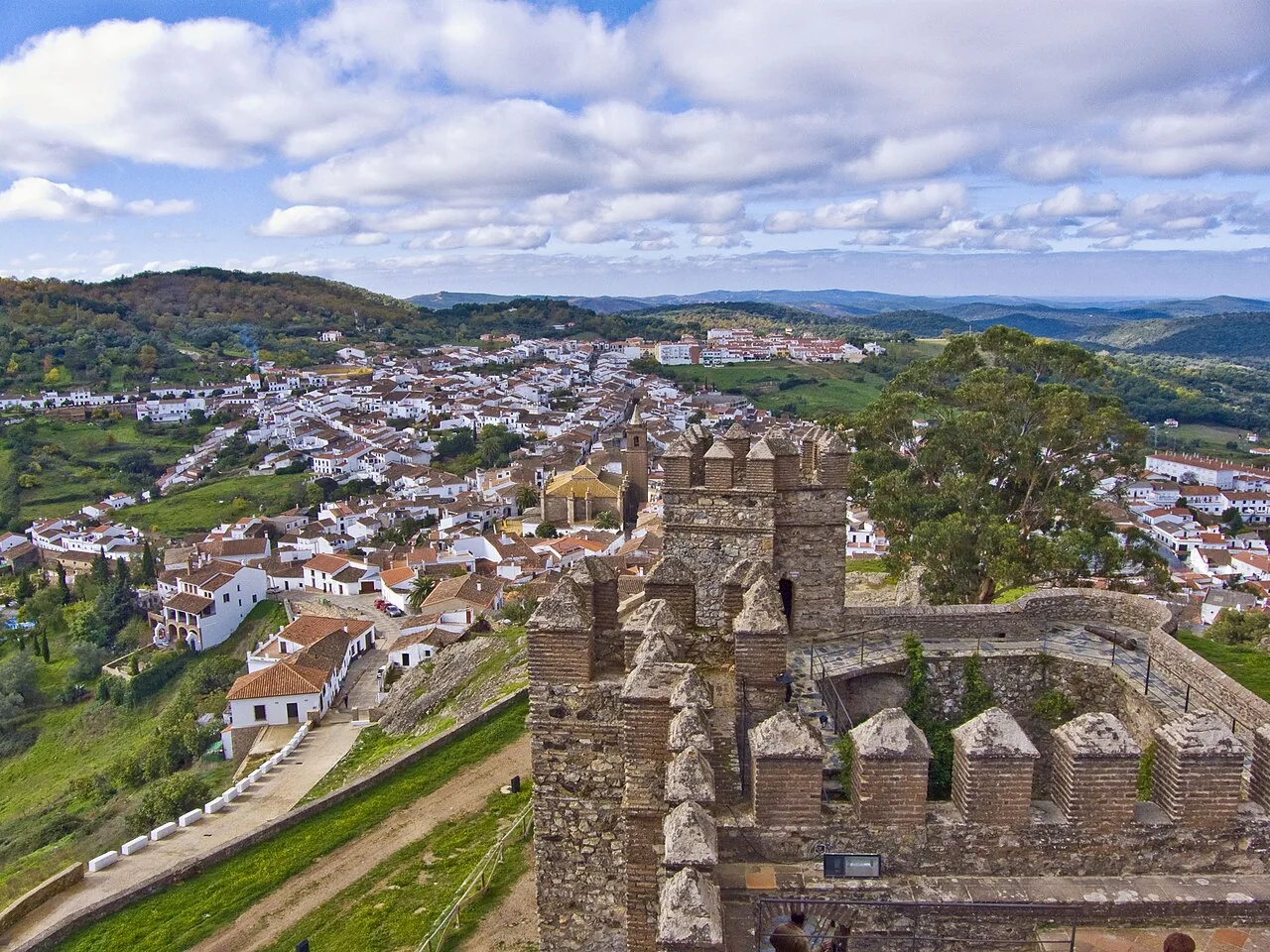 Vista panorámica de Cortegana desde el castillo, con casas blancas y montañas.