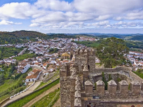 Panoramablick auf Cortegana vom Schloss, mit weißen Häusern und Bergen.