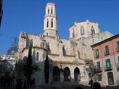 San Pere Kirche mit Turm und Bögen in Figueras.