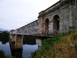 Viaducto de hierro y piedra sobre el río en Tui.