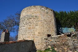 Torre de piedra del castillo de Alcañices con cielo azul.