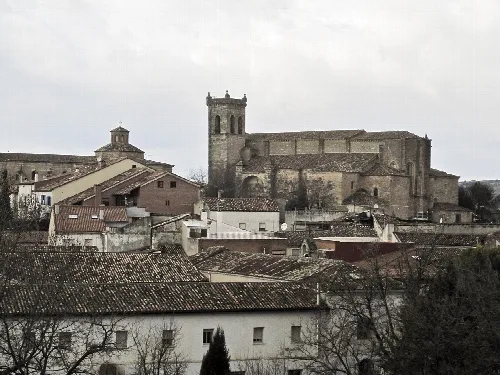 Vista de una iglesia y casas tradicionales en Cifuentes, Guadalajara.