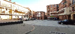 Plaza de España en Villafranca, Navarra, con edificios y coches.