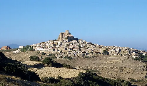 Panoramablick auf Ujué mit Häusern und Kirche auf dem Hügel.