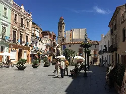 Plaza con edificios y una iglesia en Calella, Barcelona.