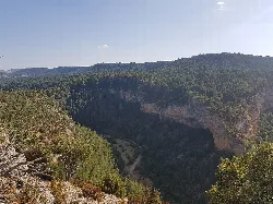 Paisaje de bosques y acantilados visto desde la Ceja del río Cabrillas.