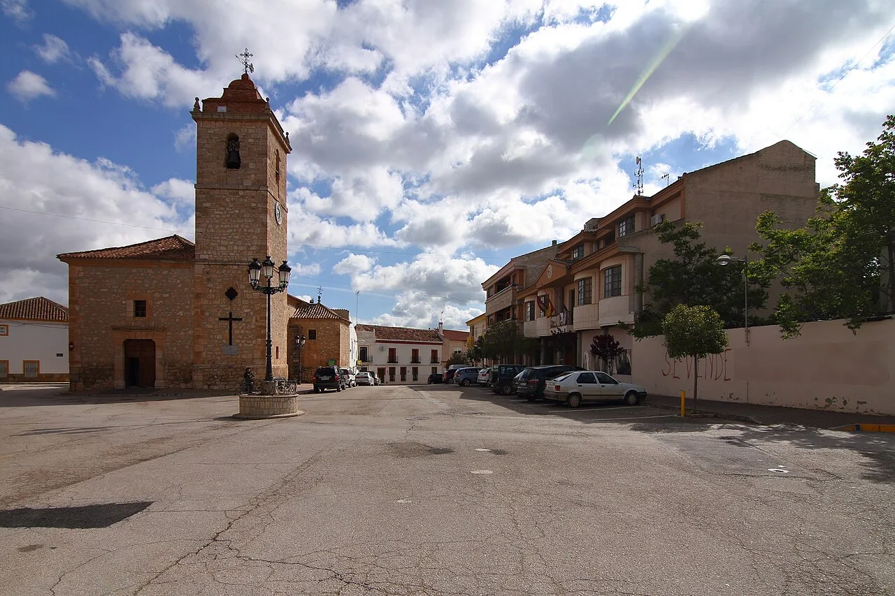 Square with church and town hall in Casas de Juan Núñez.