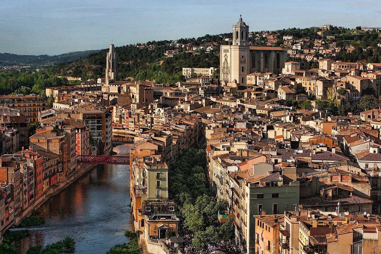 Luftaufnahme von Girona mit Fluss und alten Gebäuden.