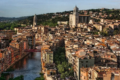Luftaufnahme von Girona mit Fluss und alten Gebäuden.