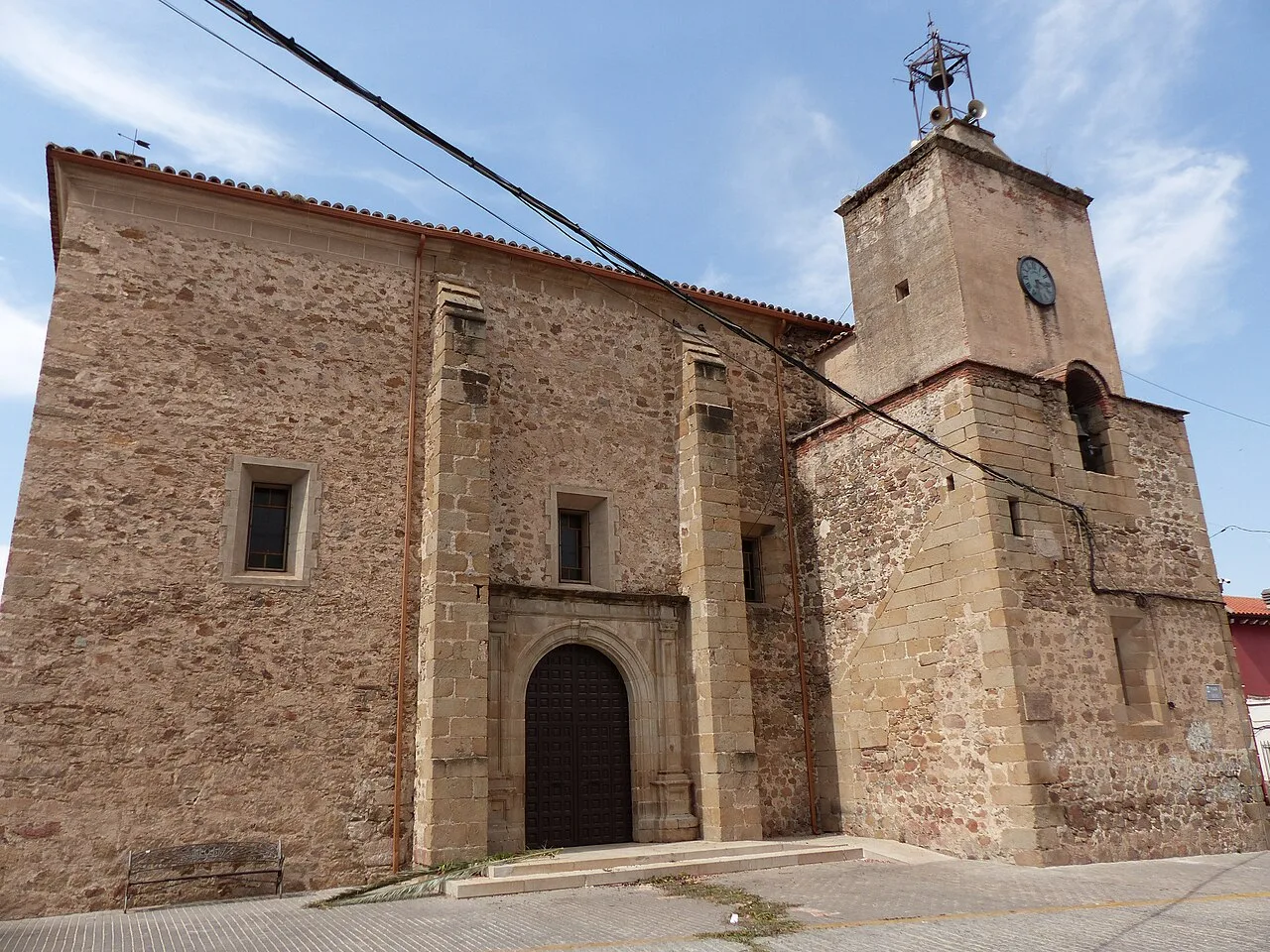 Steinkirche mit Turm und Uhr in Talayuela, Cáceres.