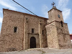 Steinkirche mit Turm und Uhr in Talayuela, Cáceres.